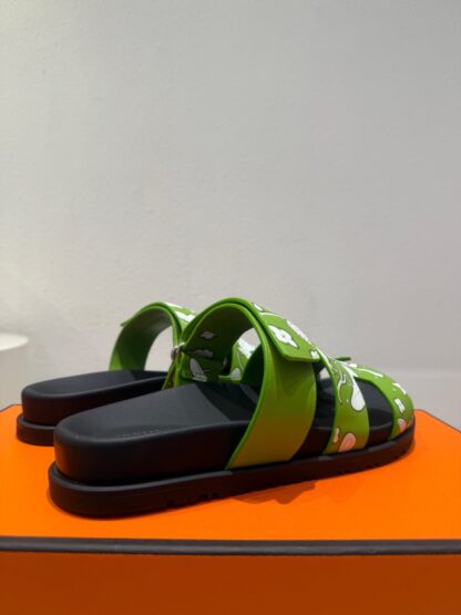 Hermès couple's green and white woven sandals - Image 7