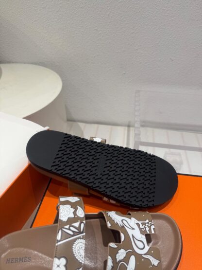 Hermès brown and white couple's woven sandals - Image 4