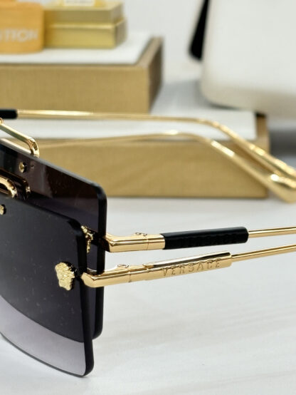 Versace fashion trend sunglasses - Image 7