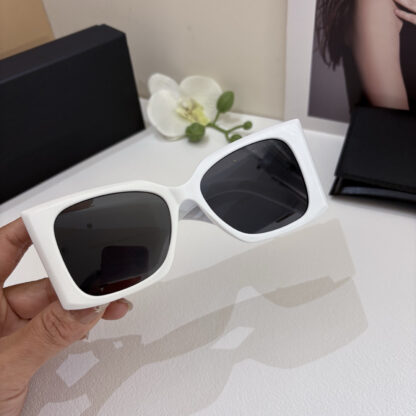 Yves Saint Laurent fashion sunglasses - Image 7