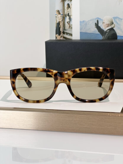 Yves Saint Laurent fashion sunglasses - Image 7