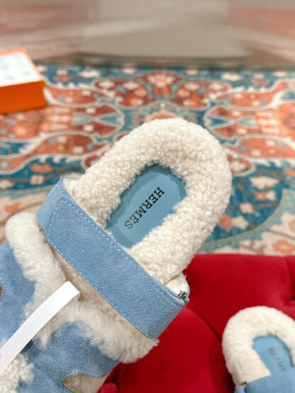 Hermès' must-have stylish and comfortable blue wool slippers for autumn and winter wear. - Image 7