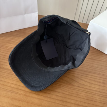 Louis Vuitton lightweight breathable baseball cap for men and women - Image 7