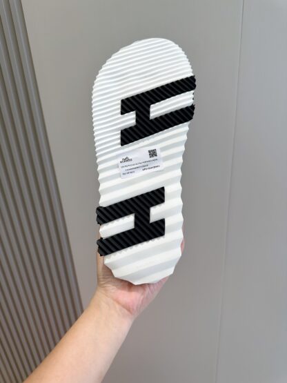 Hermès men's black and white color matching cross ultra-light and comfortable slippers - Image 7
