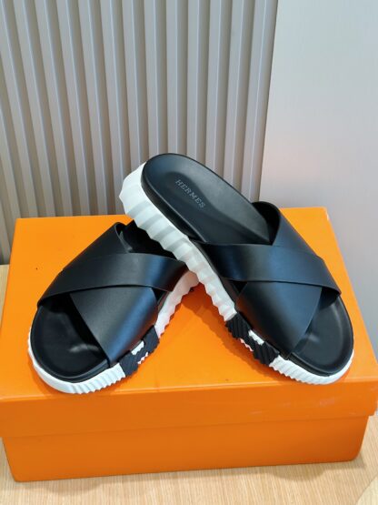 Hermès black and white men's cross ultra-light and comfortable slippers - Image 7