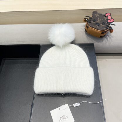 New Hermès fox fur knitted beanie - Image 7