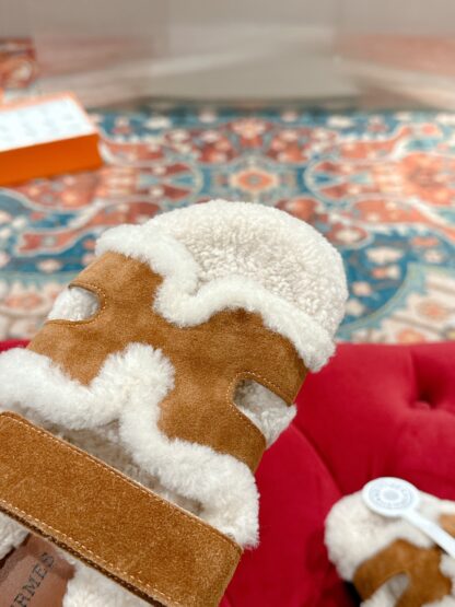 Hermes classic autumn and winter brown versatile fashionable and comfortable wool slippers - Image 7