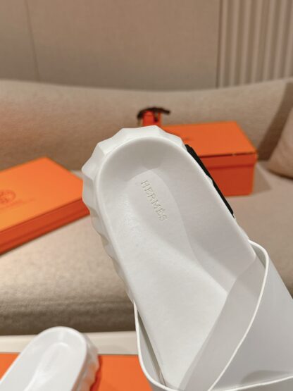 Hermes white soft and comfortable casual cross-slippers - Image 7