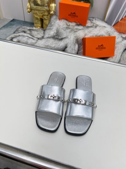 Hermes Spring and Summer new silver buckle flat sandals with 1cm heel height - Image 7