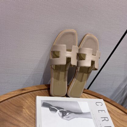Hermès pink apricot classic lychee leather handmade flat slippers - Image 7