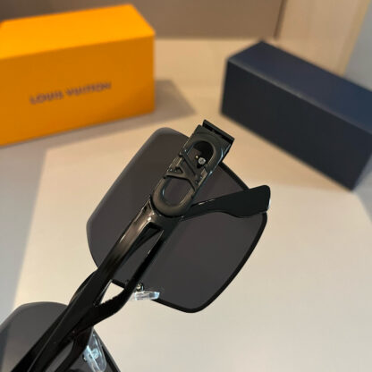 LOUIS VUITTON Fashion Sunglasses - Image 8