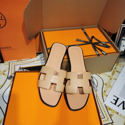 Hermès apricot handmade slippers - Image 7