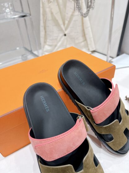 Hermès Spring and Summer New Green and Pink Comfortable Slippers - Image 7