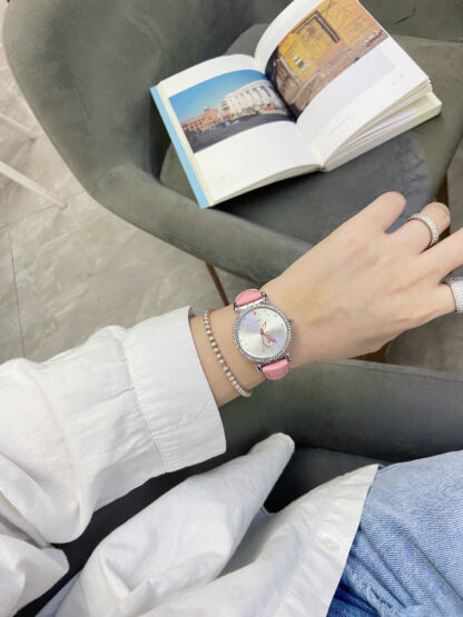 Chanel simple and stylish watch - Image 8