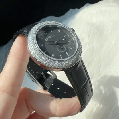 Chanel exquisite diamond-set quartz watch - Image 8