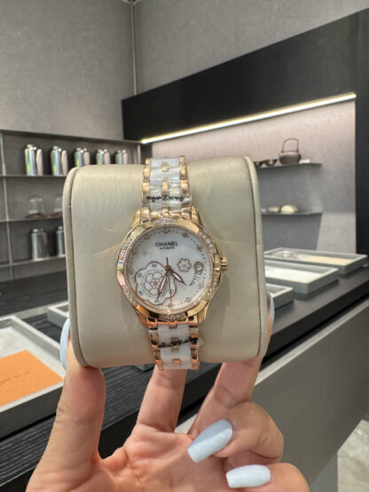 Chanel exquisite ladies quartz watch - Image 8
