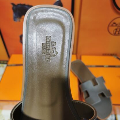 Hermès dark grey palm print cowhide handmade slippers - Image 7