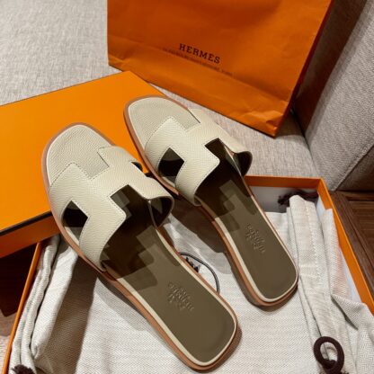 Hermès beige palm pattern cowhide handmade slippers - Image 7