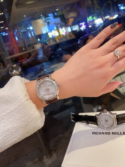Hermes exquisite diamond-set quartz watch - Image 6