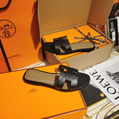 Hermès black ostrich leather handmade slippers - Image 7