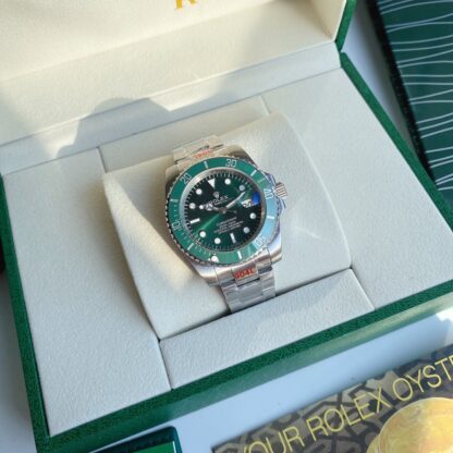 Rolex Submariner Green has a diameter of 39mm - Image 6