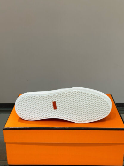 Hermès Classic Men's Green Soft and Durable Loafers - Image 7