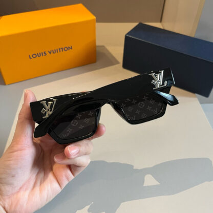 LOUIS VUITTON Fashion Sunglasses - Image 8