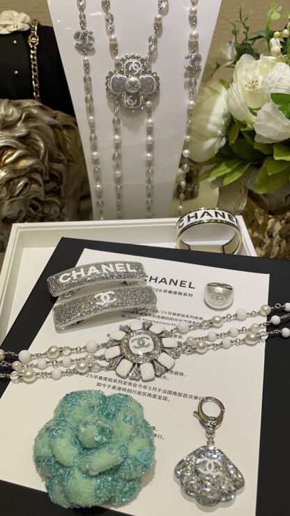 Chanel white enamel full diamond double C rhinestone rudder sunflower three-layer pearl chain necklace - Image 6