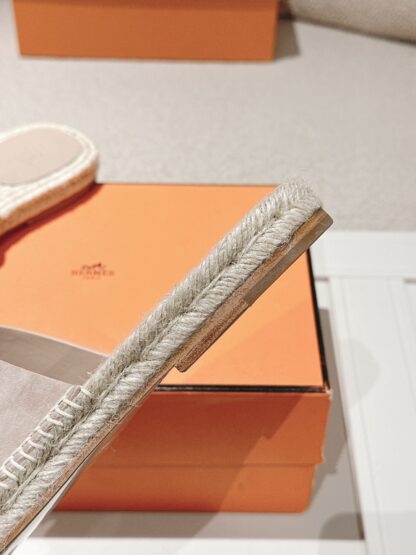 Hermès' latest light apricot-colored refreshing and comfortable straw slippers for spring and summer - Image 7