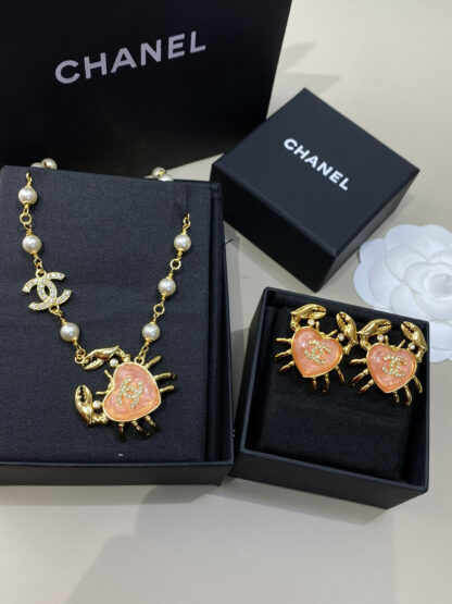 Chanel glass pink gold rhinestone double c crab necklace - Image 7