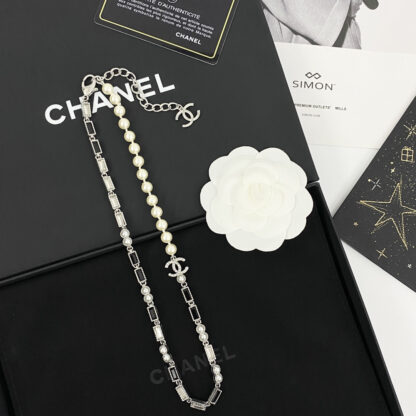 Chanel rhinestone and pearl bow necklace - Image 7
