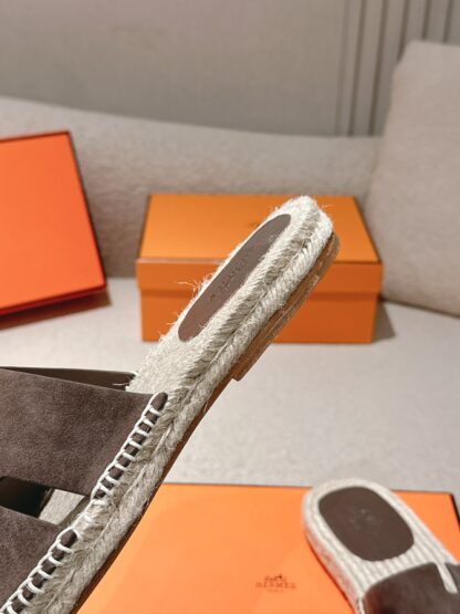 Hermès' latest spring and summer dark earth-colored refreshing and comfortable straw slippers - Image 7