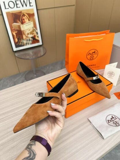Hermès brown comfortable loafers are a must-have for vacation - Image 7
