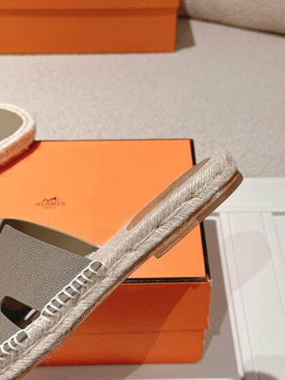 Hermès' latest spring and summer gray apricot refreshing and comfortable straw slippers - Image 7
