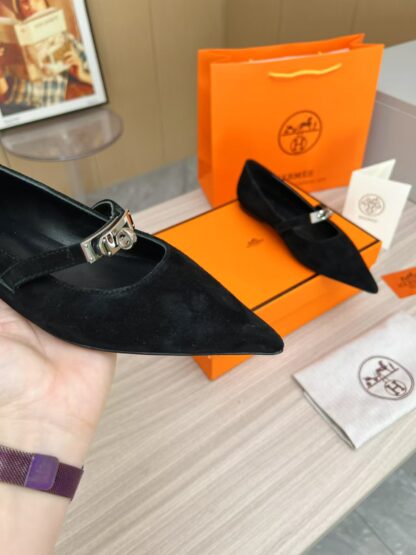Hermès black thick heels are a must-have for vacations - Image 7