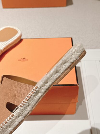 Hermès' latest orange refreshing and comfortable straw slippers for spring and summer - Image 7