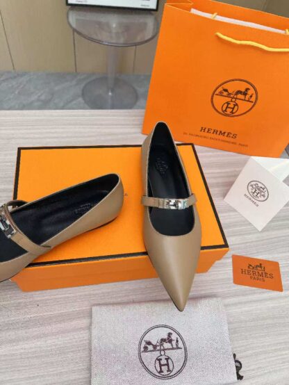 Hermès apricot thick heeled loafers are a must-have for vacation - Image 7