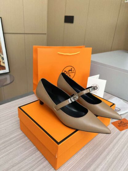 Hermès apricot-colored comfortable loafers are a must-have for vacation - Image 7