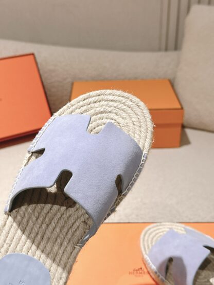Hermès' latest light purple spring and summer refreshing and comfortable straw slippers - Image 7