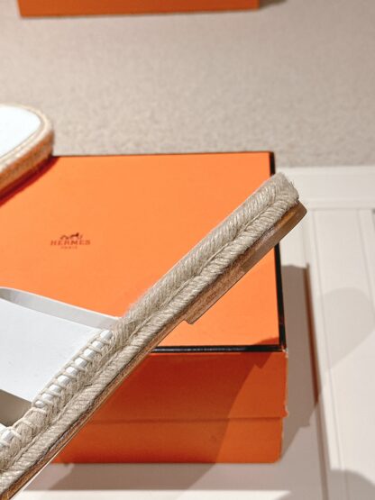 Hermès' latest white refreshing and comfortable straw slippers for spring and summer - Image 7