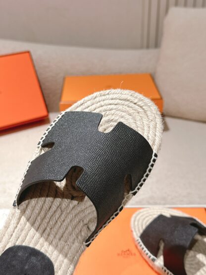 Hermès' latest black refreshing and comfortable straw slippers for spring and summer - Image 7