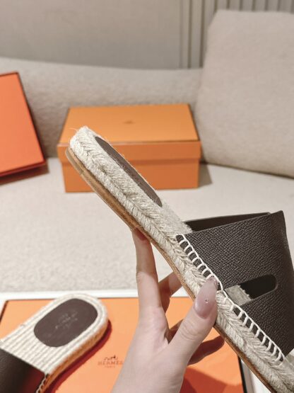 Hermès' latest pure brown refreshing and comfortable straw slippers for spring and summer - Image 7