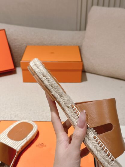 Hermès' latest light orange refreshing and comfortable straw slippers for spring and summer - Image 7