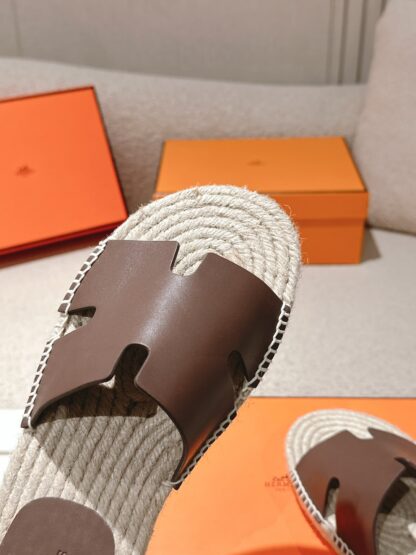 Hermes Spring and Summer Brown Fashionable and Comfortable Straw Slippers - Image 7
