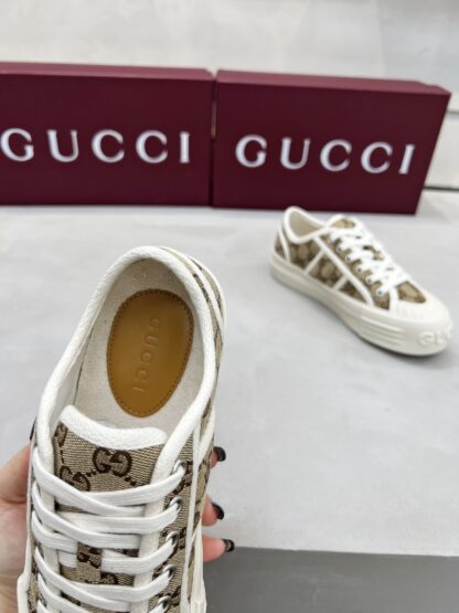 Gucci classic design German training elements catwalk model - Image 8