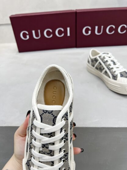 Gucci classic design German training elements catwalk model - Image 9