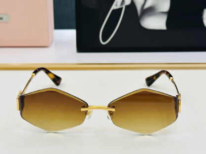 Miu Miu trendy fashion sunglasses - Image 9