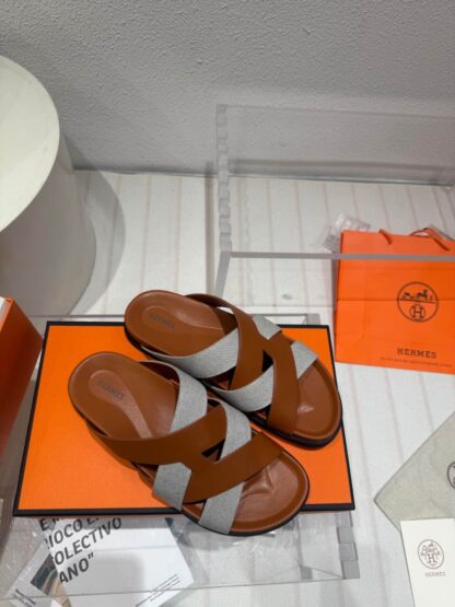 Hermès brown and grey woven slippers - Image 4