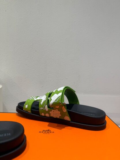 Hermès couple's green and white woven sandals - Image 8