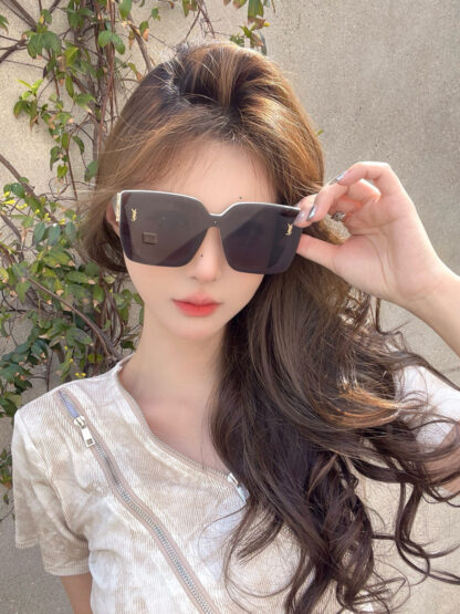 Yves Saint Laurent fashion sunglasses - Image 7